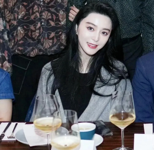 43岁范冰冰惊艳东京，白皙肌肤与狐狸眼迷倒众生