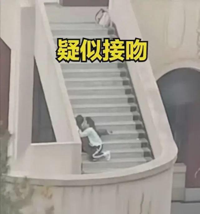 兰州交大情侣公共楼梯亲密瞬间曝光，不雅行为成热议话题