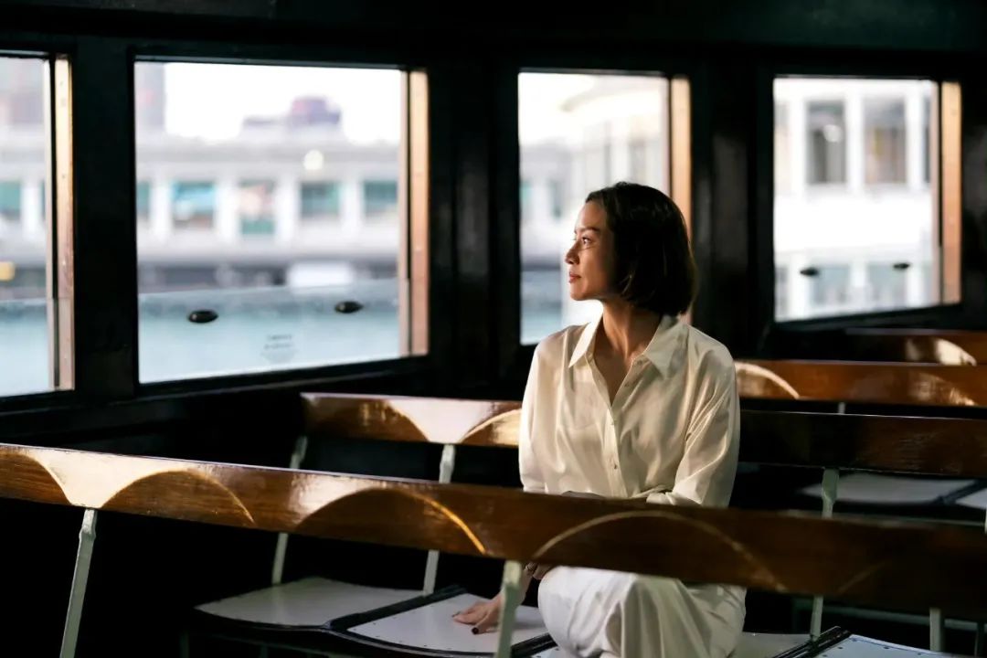 42岁李娜美丽升级，V领衬衫展现温婉端庄